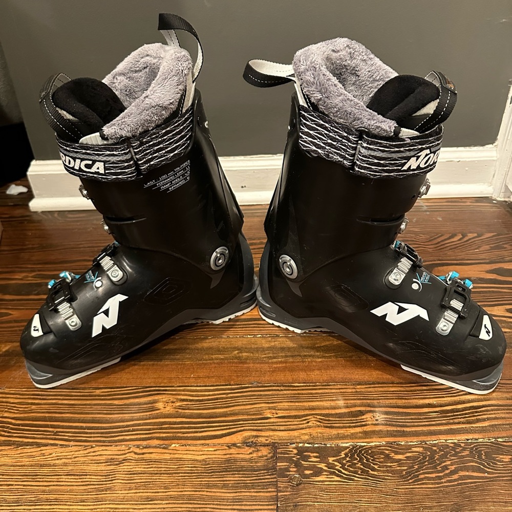 Great Cond. Womens Nordica Speedmachine 75 Ski Boots 26-26.5 (9-10) Adjust Calf - Picture 2 of 6